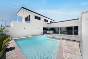 Luxury house, ocean views, salt pool & HOT Spa